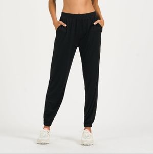 Vuori boyfriend jogger-black heather